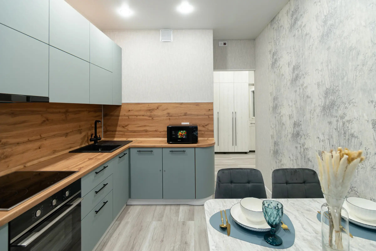 Апартаменты с панорамными окнами на набережной реки