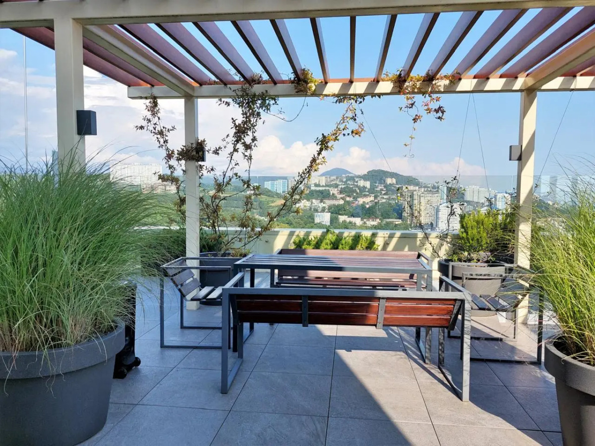 Апартаменты Студия с дизайнерским ремонтом с бассейном на крыше