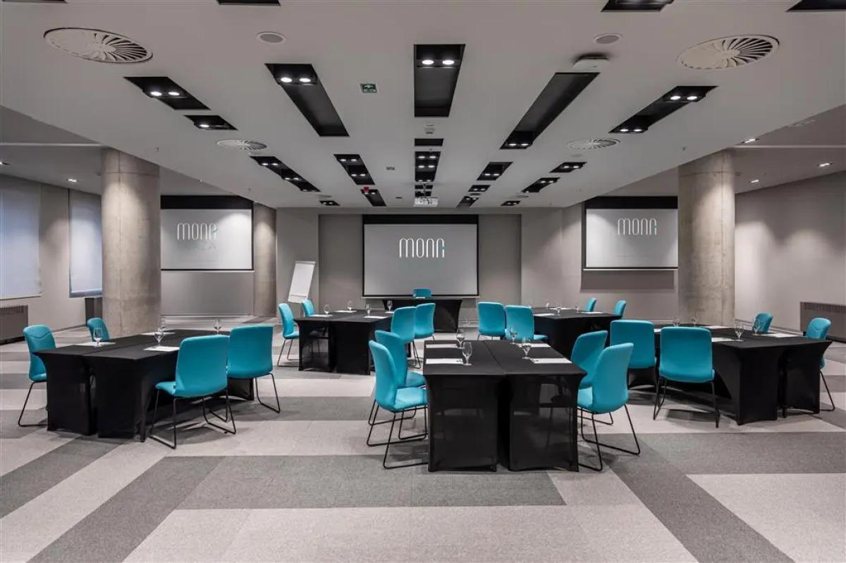 Отель Mona Plaza