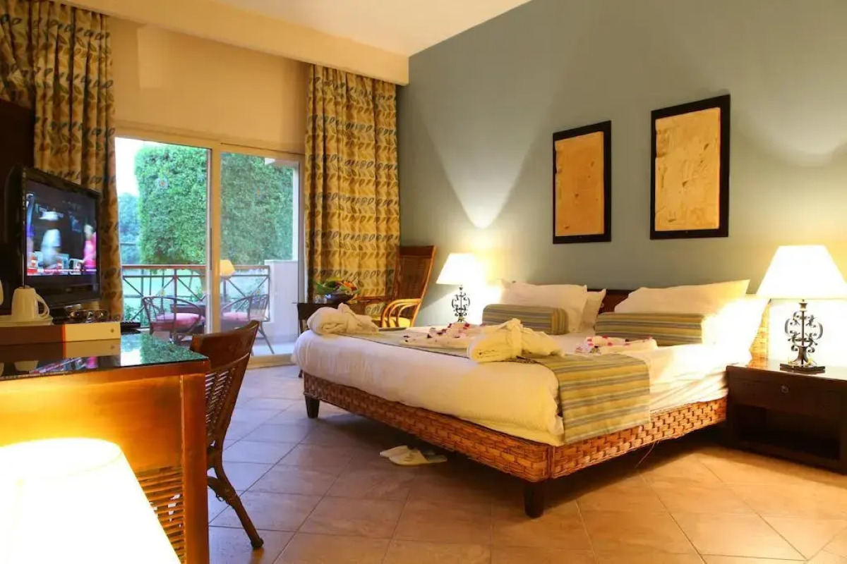 Курортный Отель Swiss Inn Pyramids Golf Resort