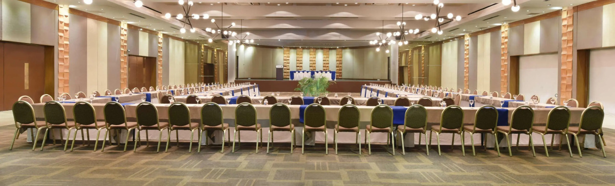 Отель Radisson Blu Dhaka Water Garden