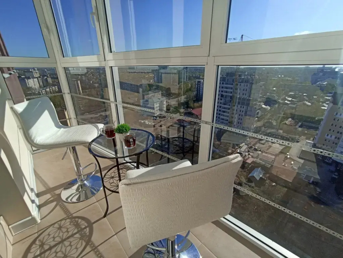 Апартаменты видовые сети «Все в гости» на ул.10 Августа 85 на 17 этаже