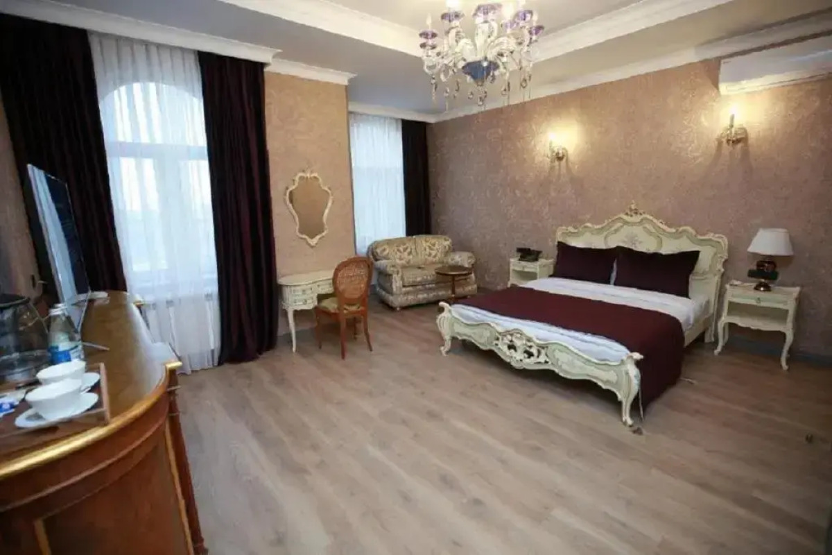 Отель West Inn Palace