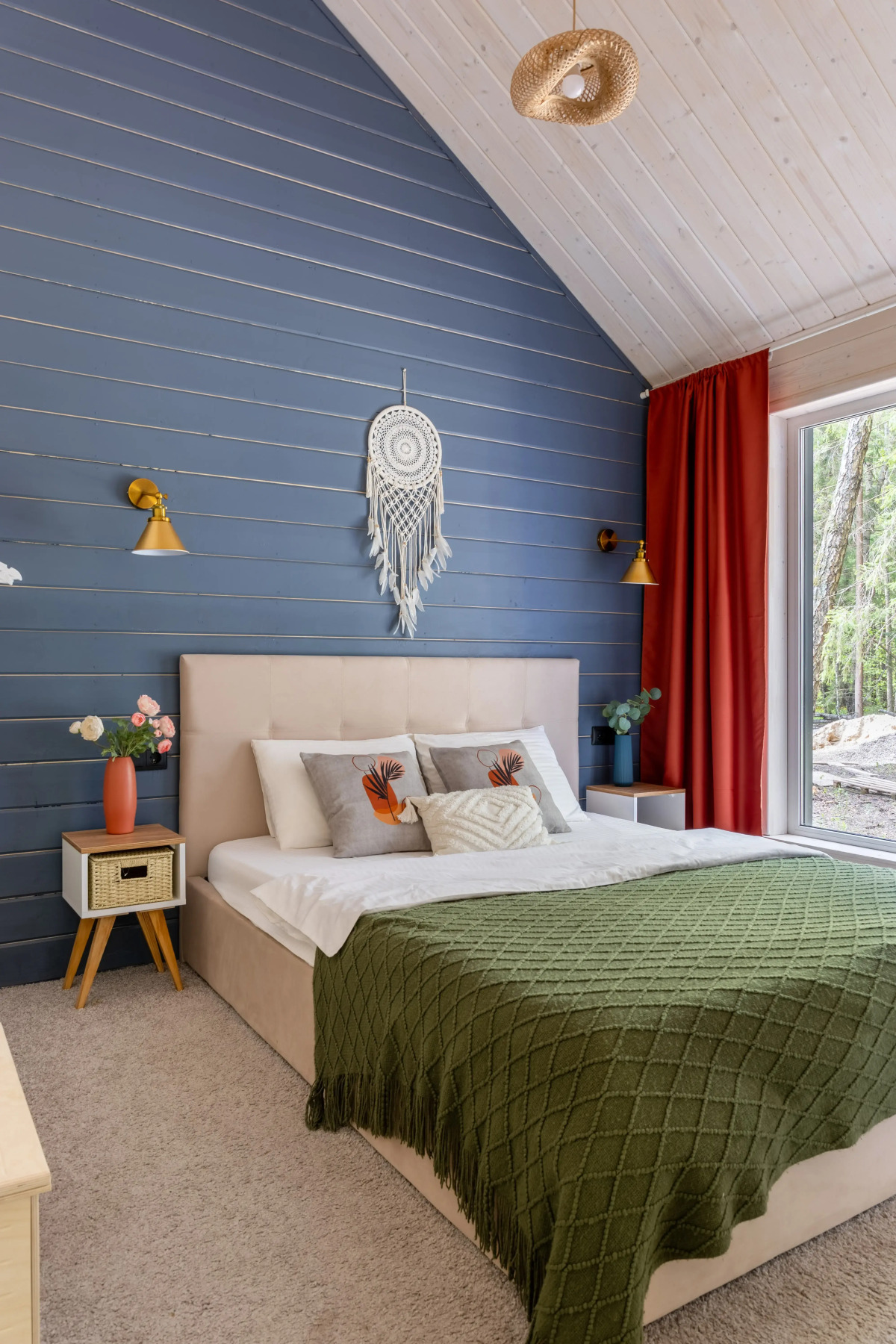 Частный дом в еловом лесу