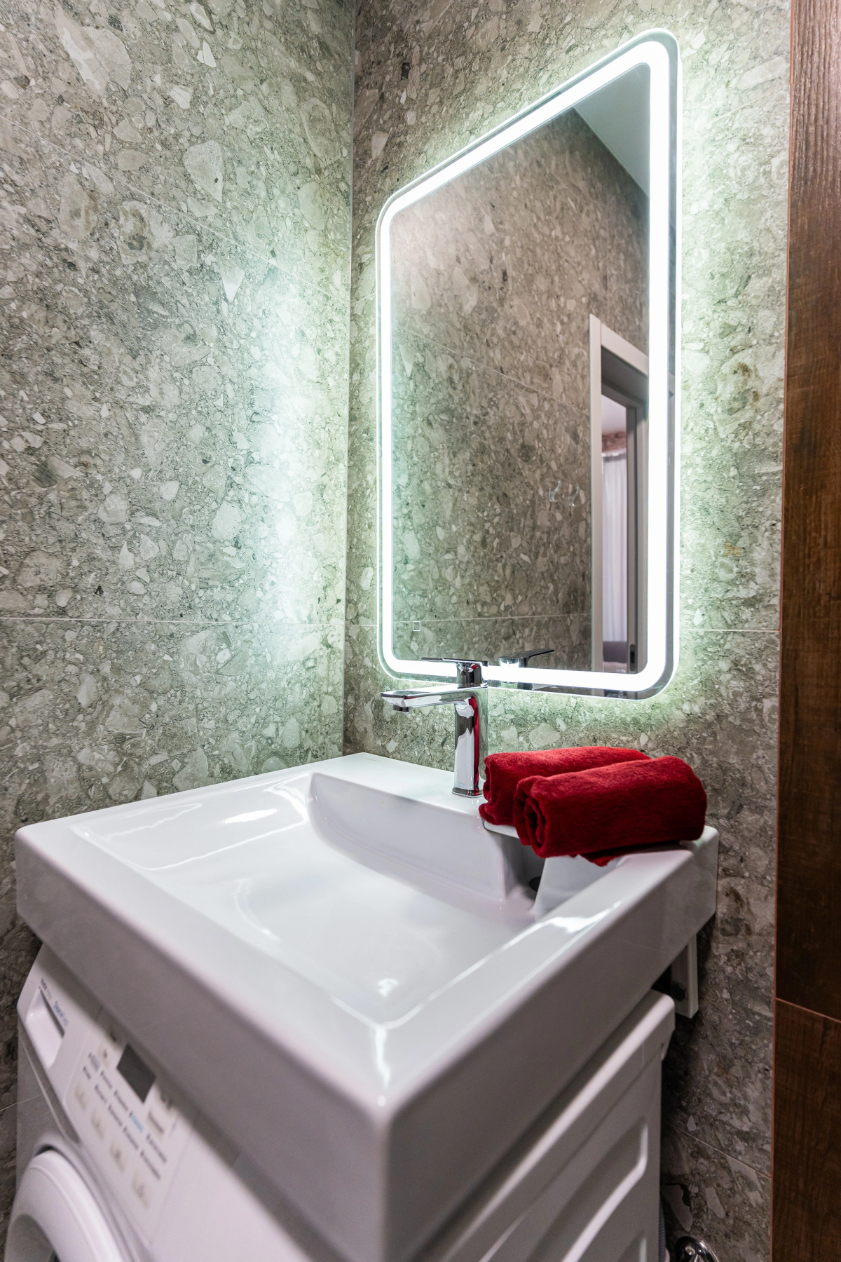 Апартаменты в Нoвоpоccийcкe c Дизaйнерcким Рeмoнтoм