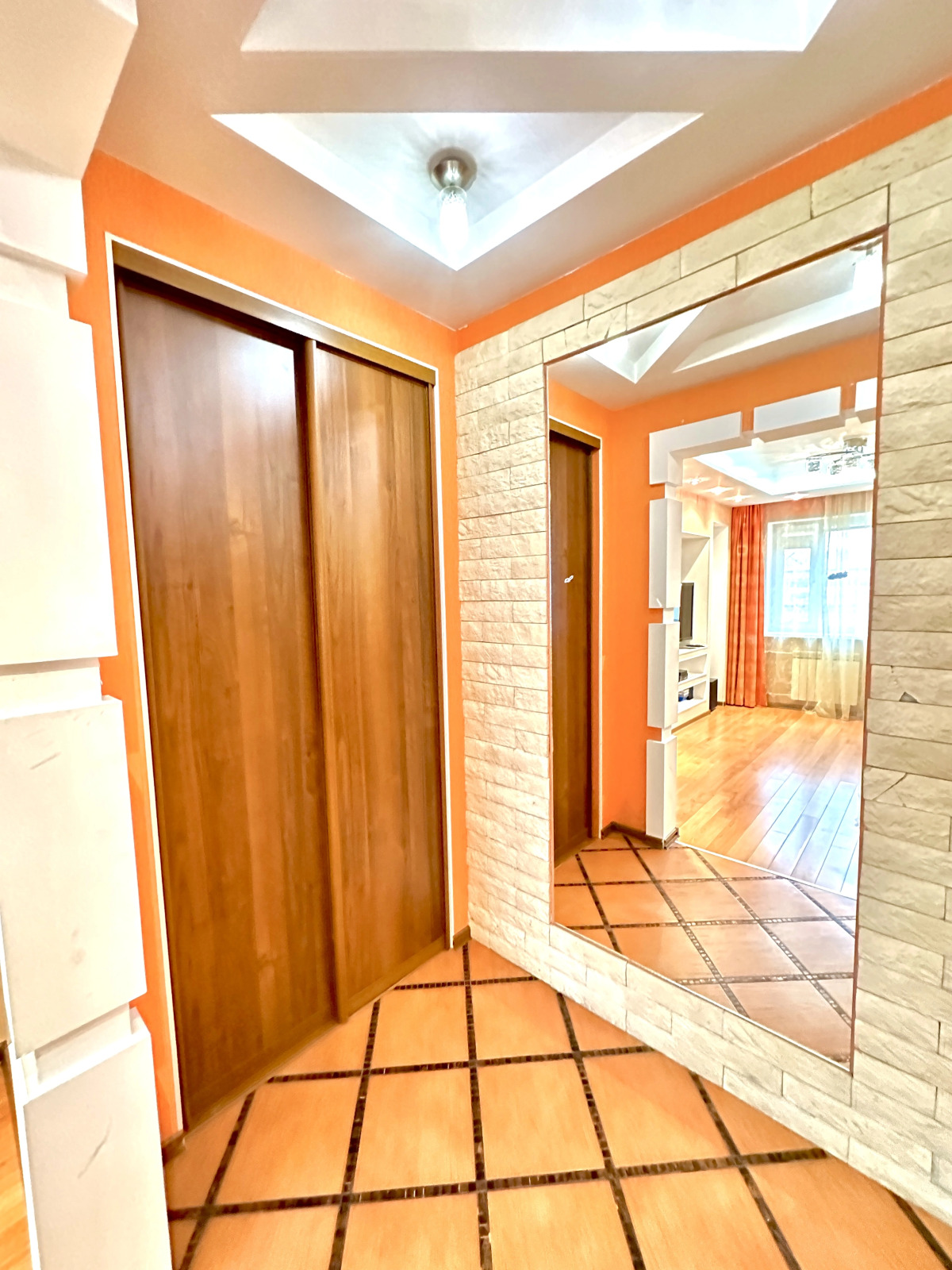 Квартира Светлая 2-комнатная: рядом гостиница Воркута и Центральная площадь