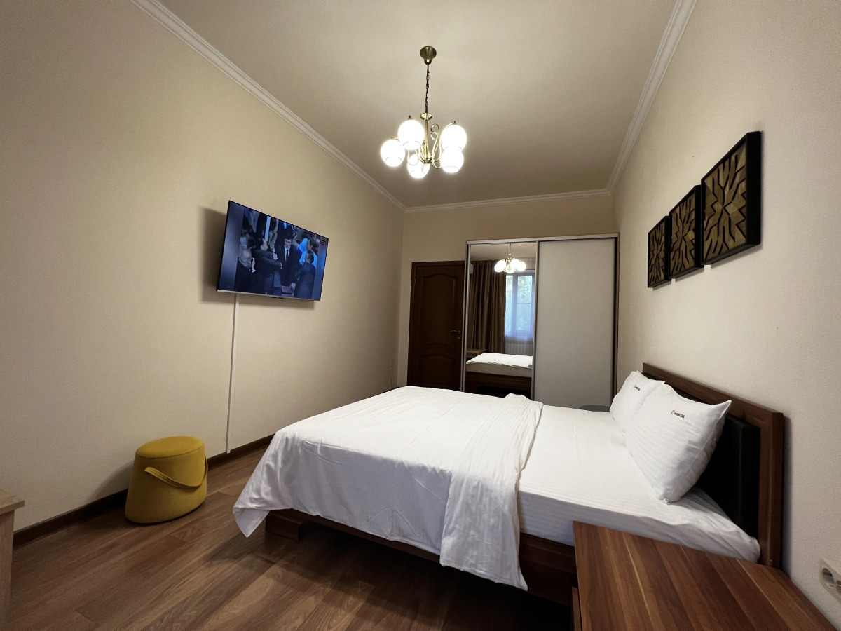 Апартаменты возле Парка на Аллее Строителей by Sutki26