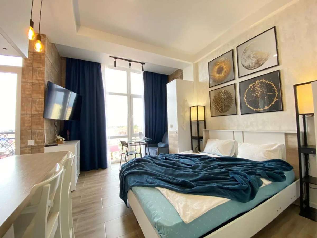 Море квартир уютная студия с панорамными окнами в центре Адлера 2