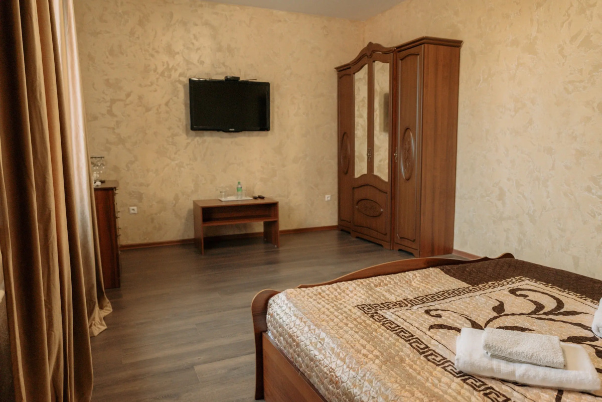 Отель Корона