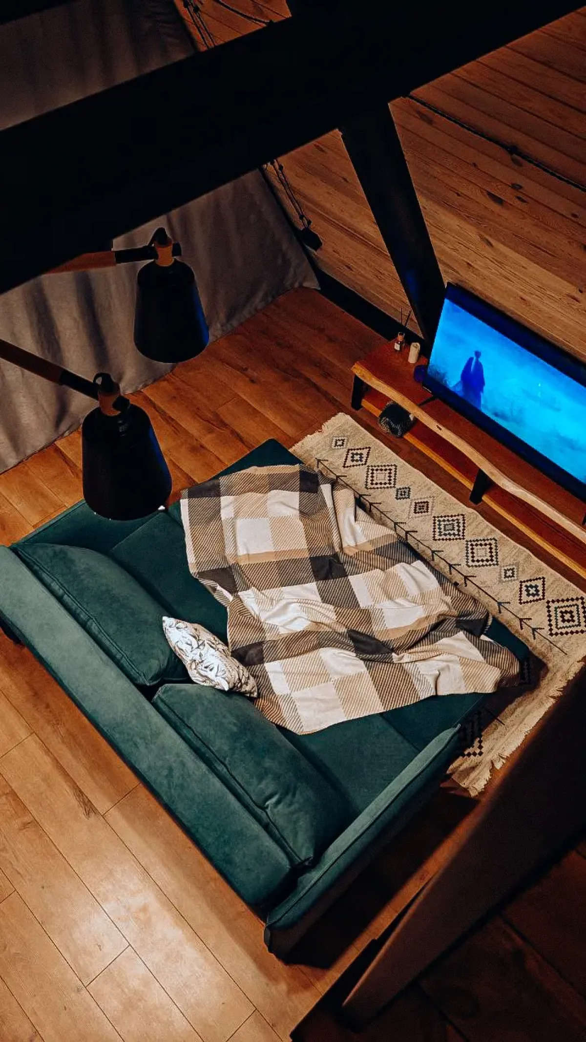 Шале А-фрейм с панорамным остеклением и террасой