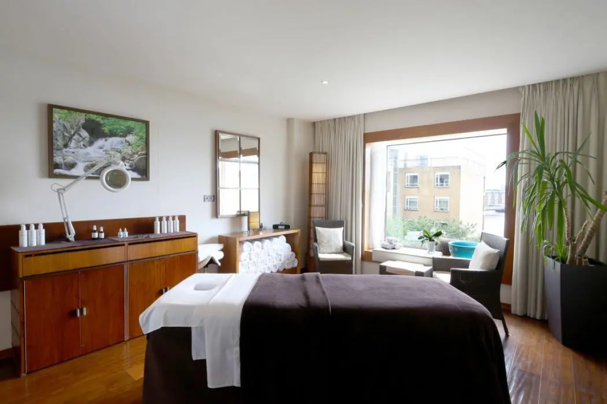 Canary Riverside Plaza Hotel