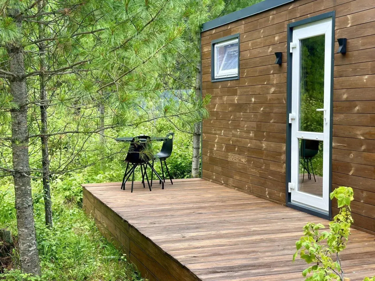 Частный Дом в Окружении Кедpового Леса со Своей Террасой и Мангальной Зоной