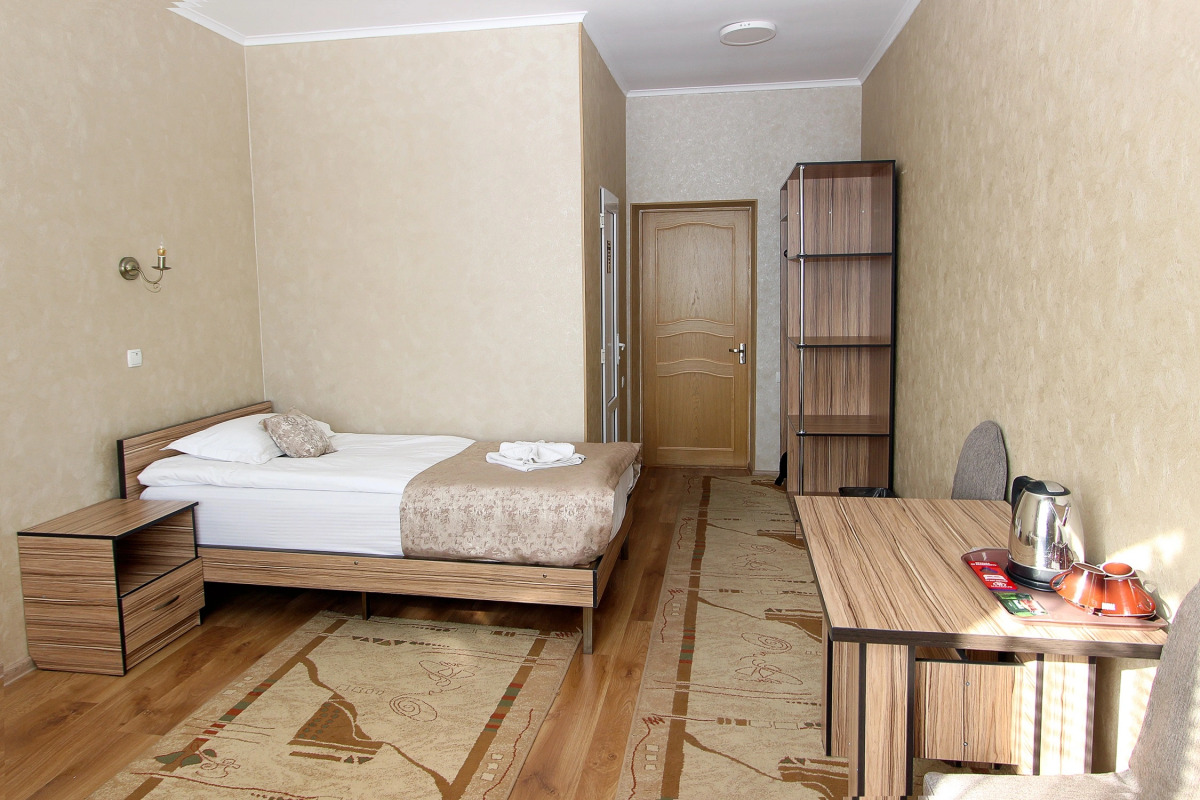 Отель Маданур