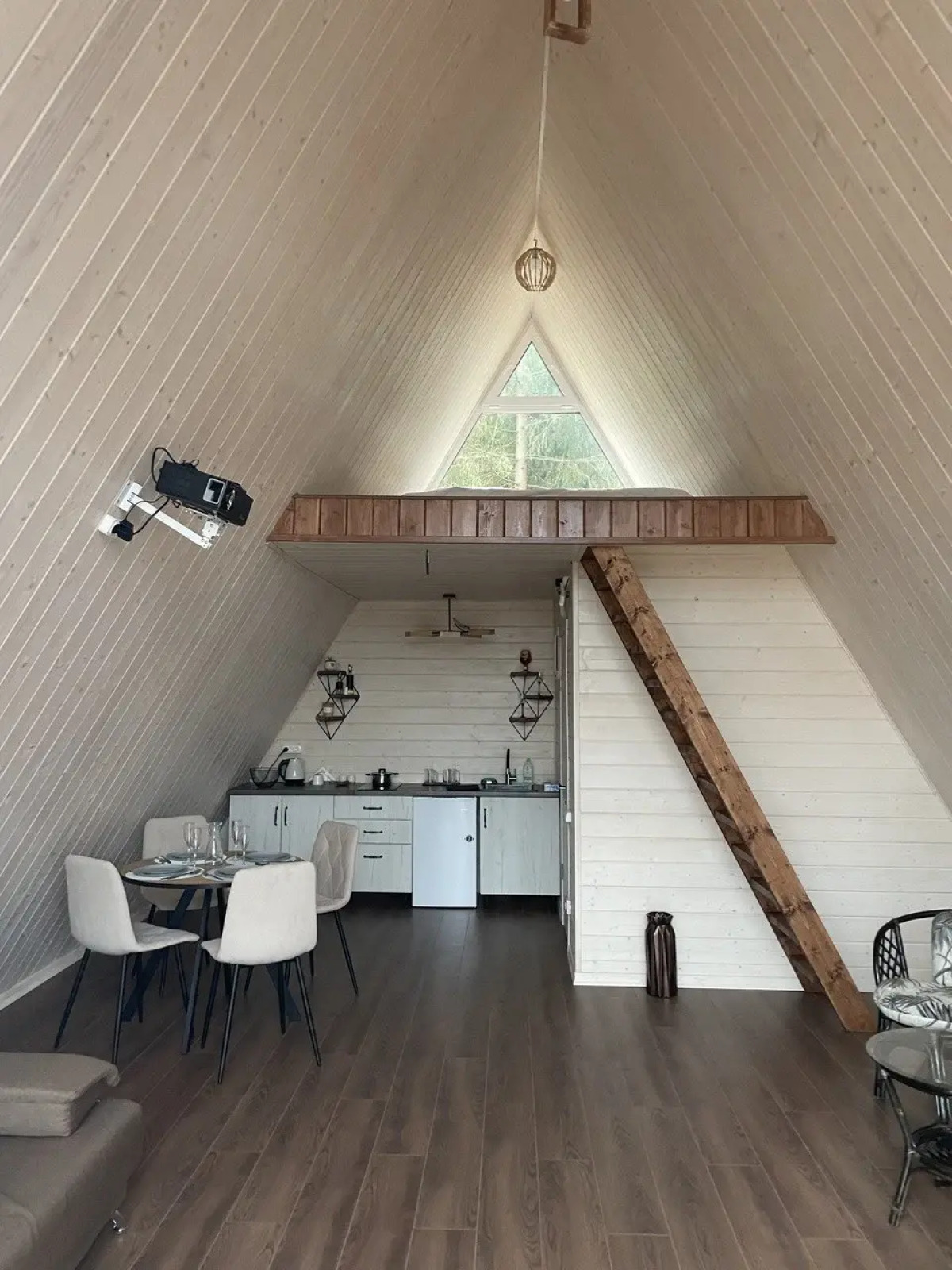 Дом А-фрейм с банным чаном у леса