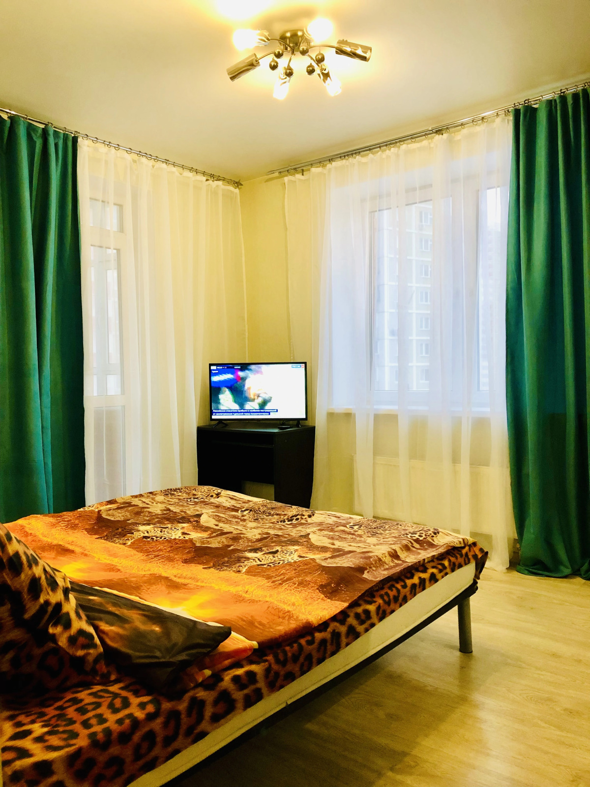 Апартаменты Шикарная двухкомнатная квартира с раздельными комнатами и балконом