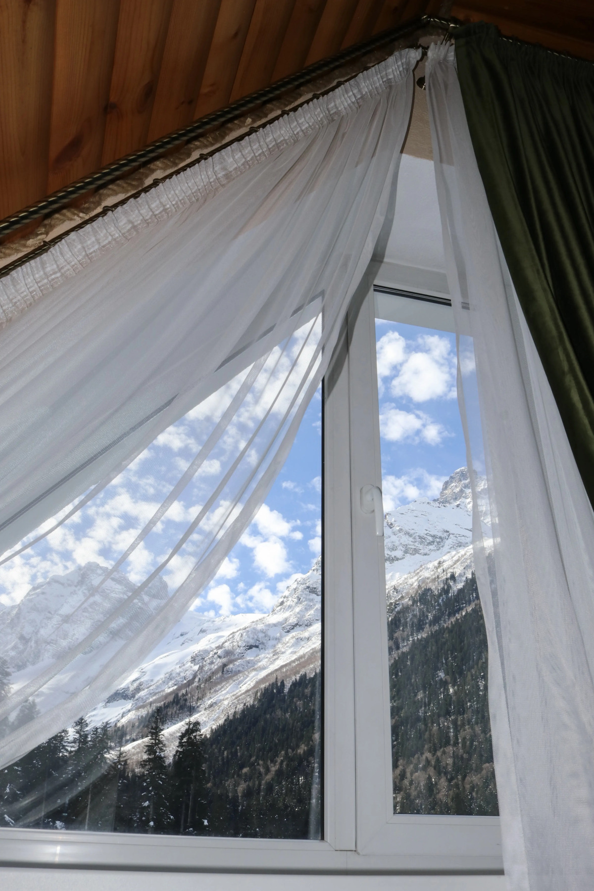 Отель NATIONAL Dombay