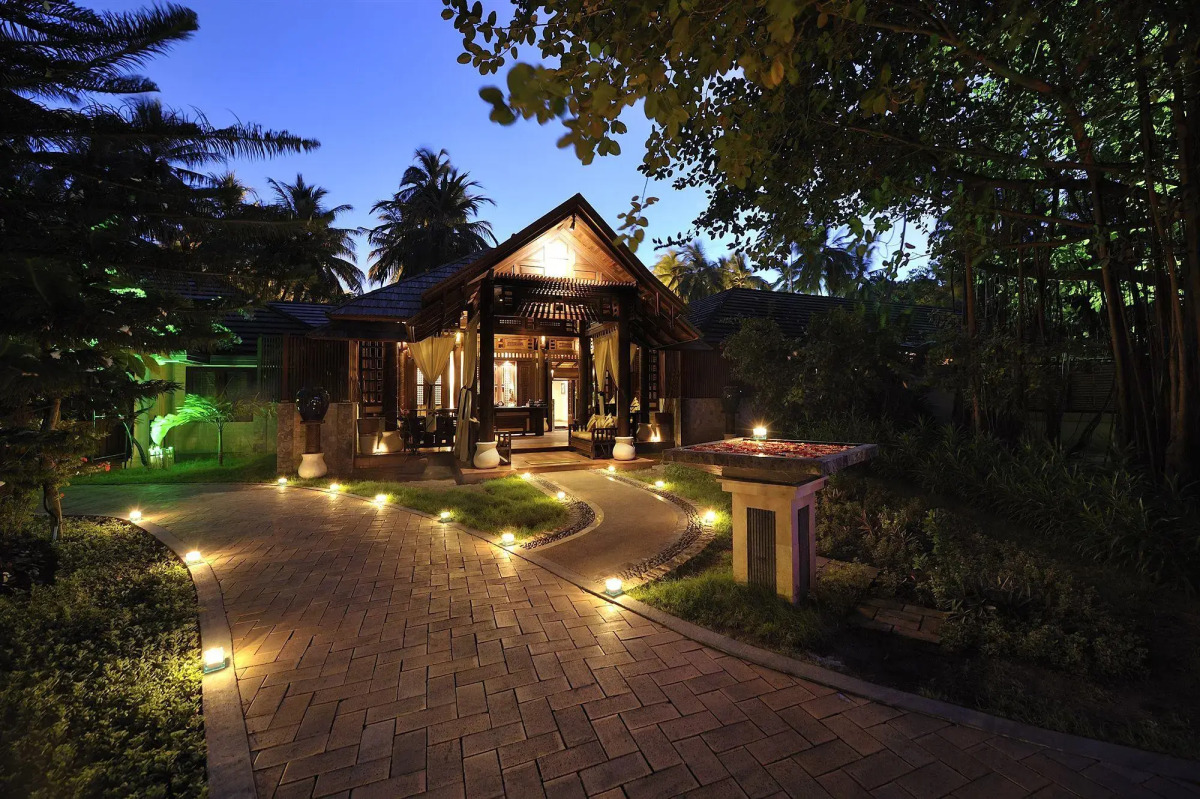 Курортный отель Royal Island Resort & Spa