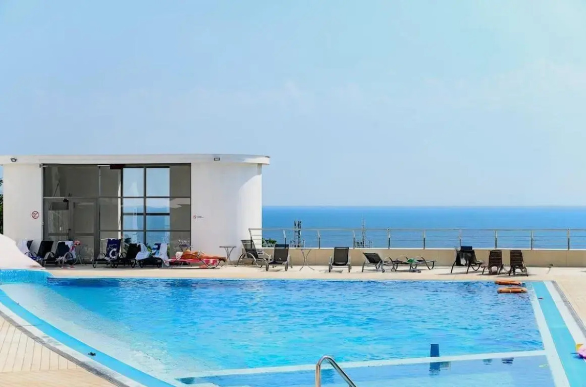 Квартира с двумя террасами и бассейном