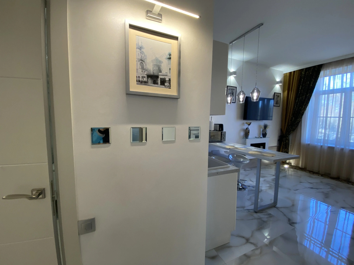 Апартаменты в современном стиле с камином