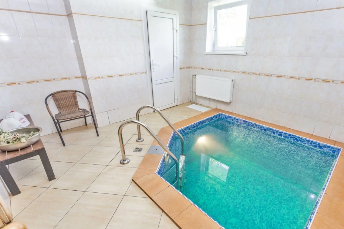 Частный Дом Коттедж Белый Домик у Пруда