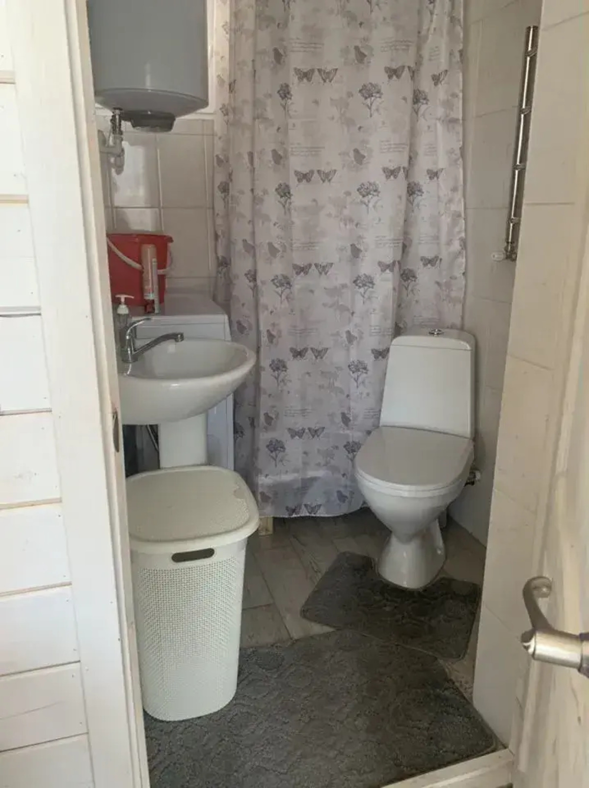 Частный дом с баней бассейном и мангалом на берегу реки