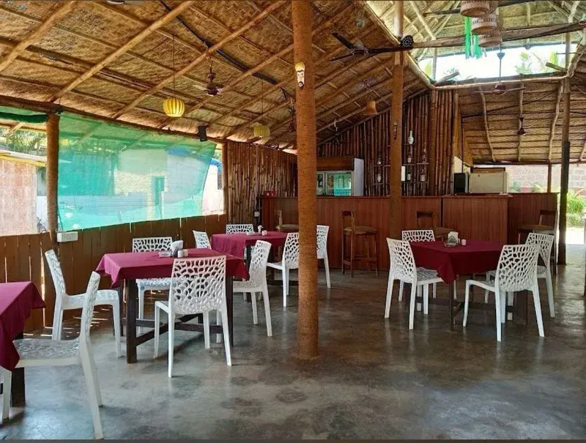 Hotel YogiTree beach Resort & Cafe