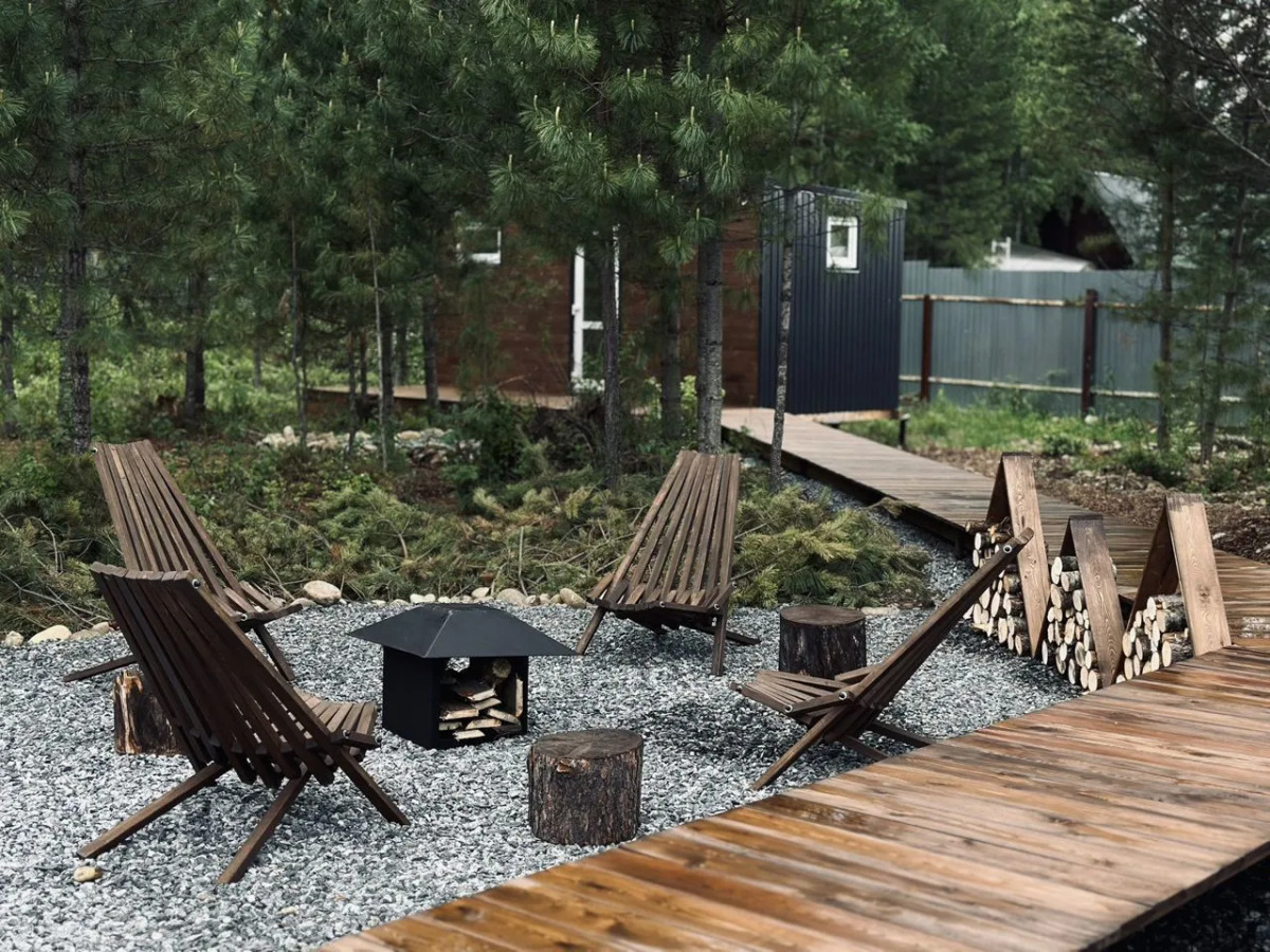 Гостевой дом Хвоя в окружении кедрового леса