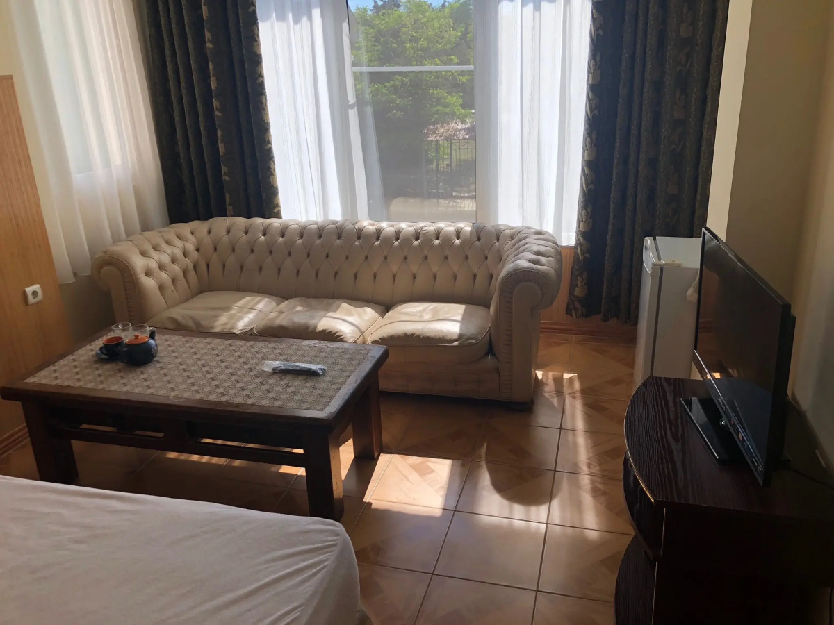 Отель Пчела