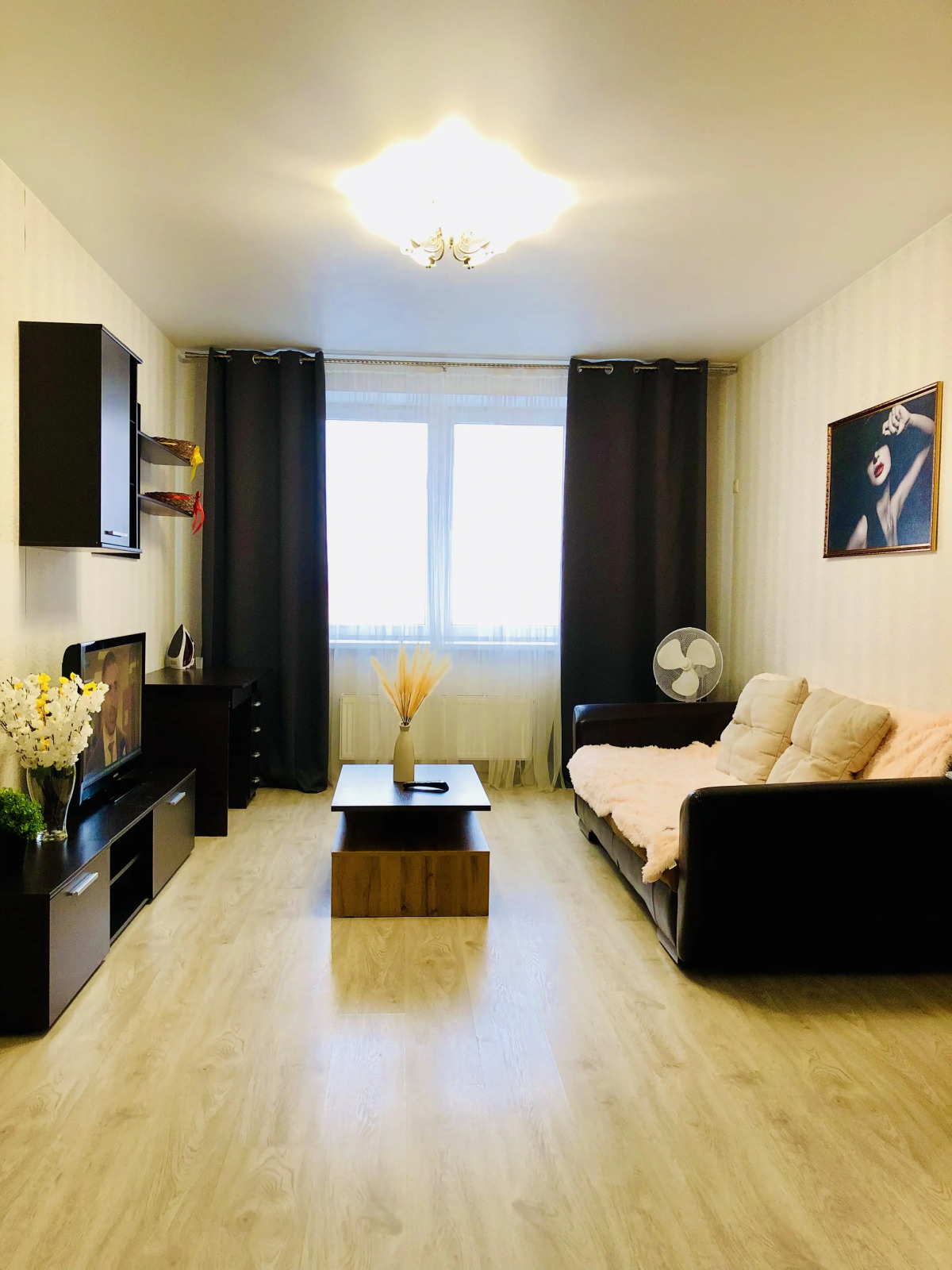 Апартаменты Шикарная двухкомнатная квартира с раздельными комнатами и балконом