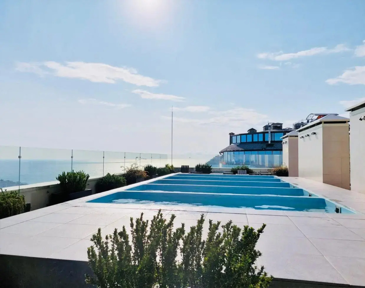 Апартаменты Студия с дизайнерским ремонтом с бассейном на крыше