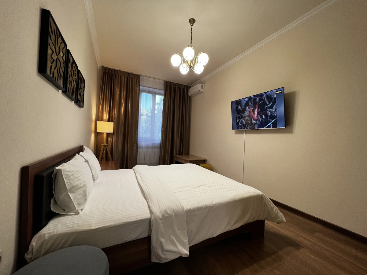 Апартаменты возле Парка на Аллее Строителей by Sutki26