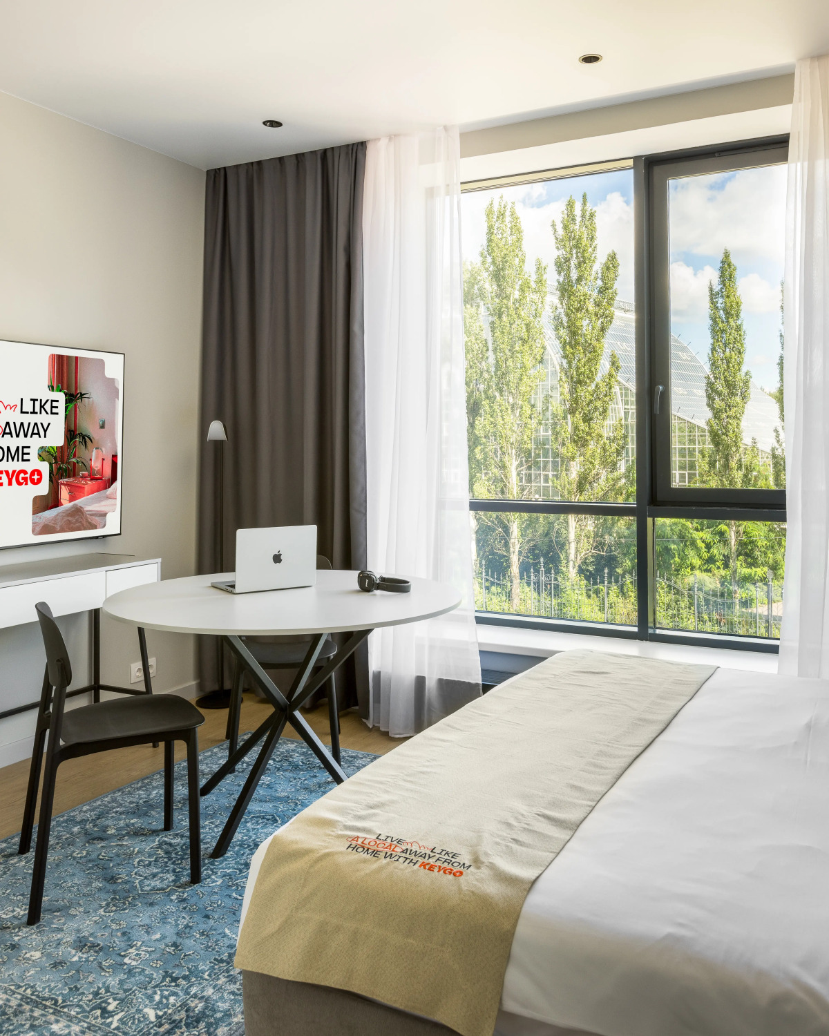 Апартаменты KeyGo 1036 с бассейном и видом на Новую Фондовую Оранжерею