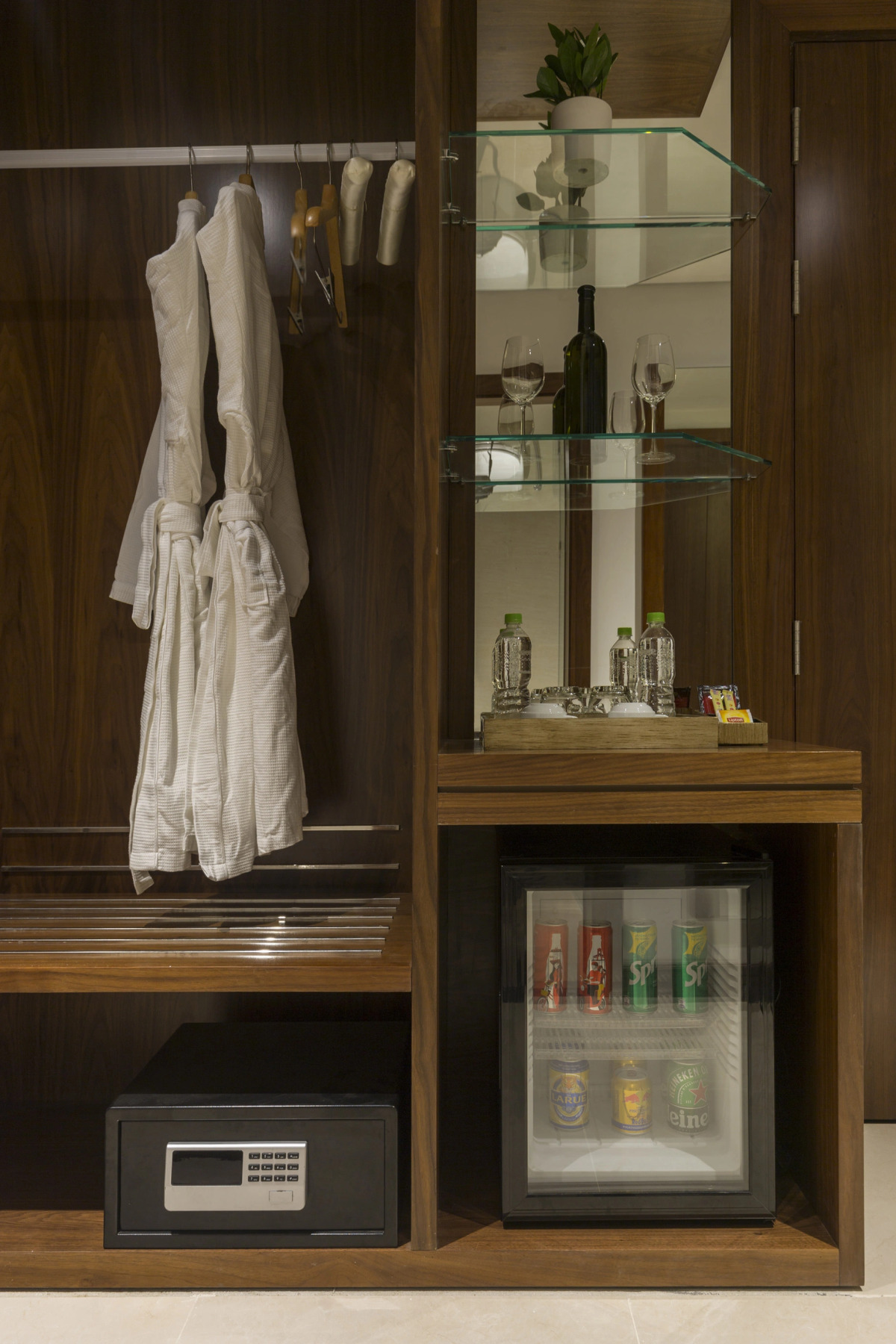 Отель Maximilan Danang Beach