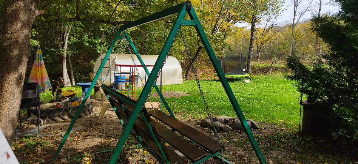 Частный дом у горной реки