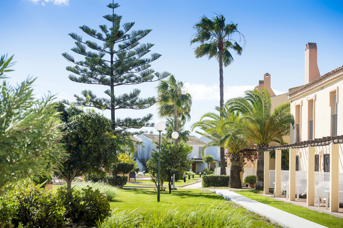 Курортный отель Ramada Hotel & Suites by Wyndham Costa del Sol