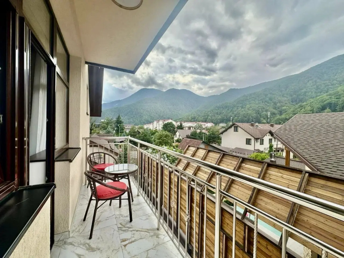 Апартаменты студия с видом на Кавказские горы есть бассейн и баня