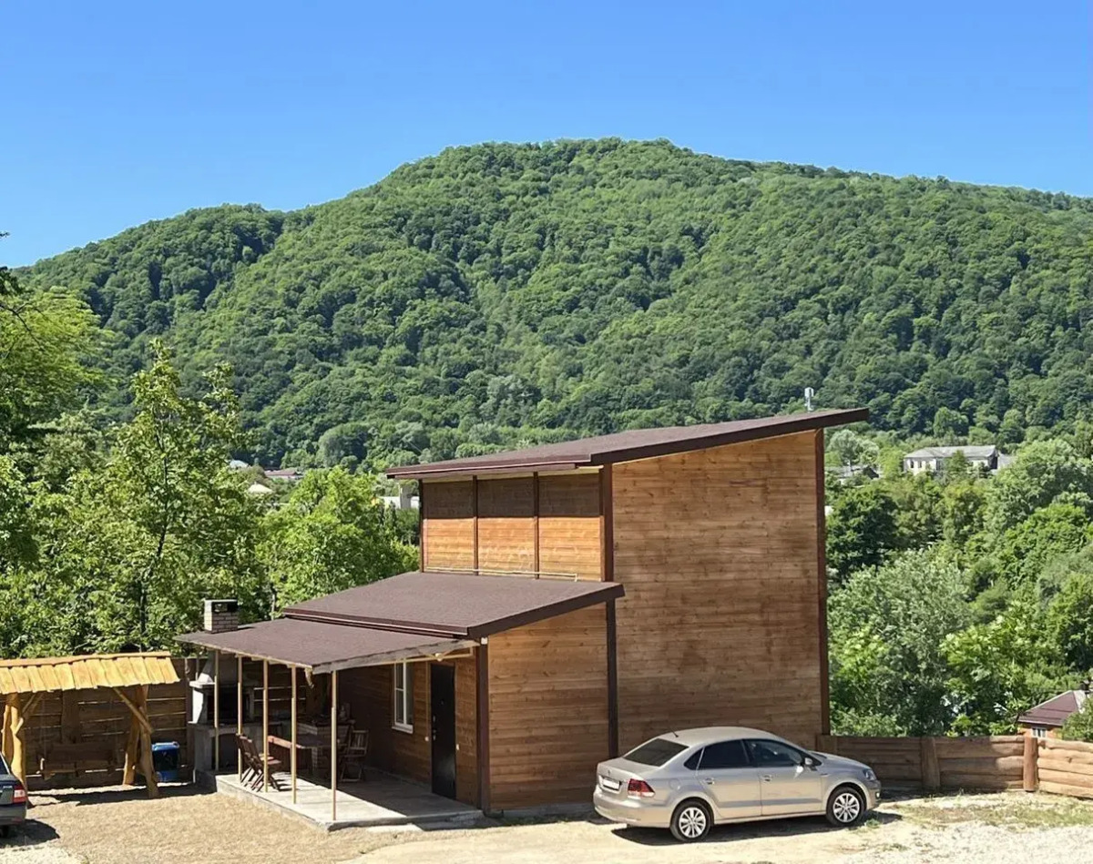 Частный дом с баней бассейном и мангалом на берегу реки