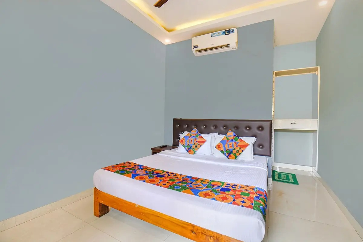 Hotel YogiTree beach Resort & Cafe