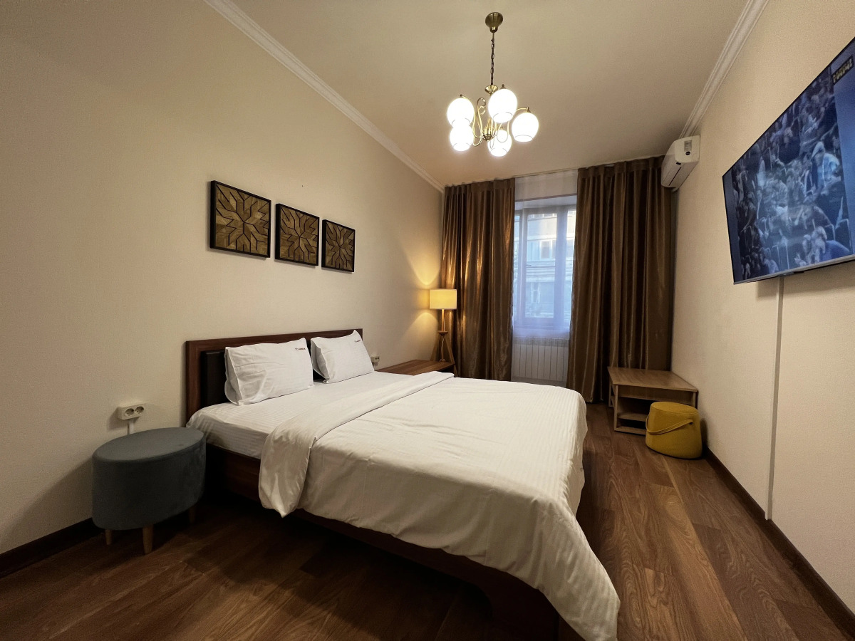 Апартаменты возле Парка на Аллее Строителей by Sutki26