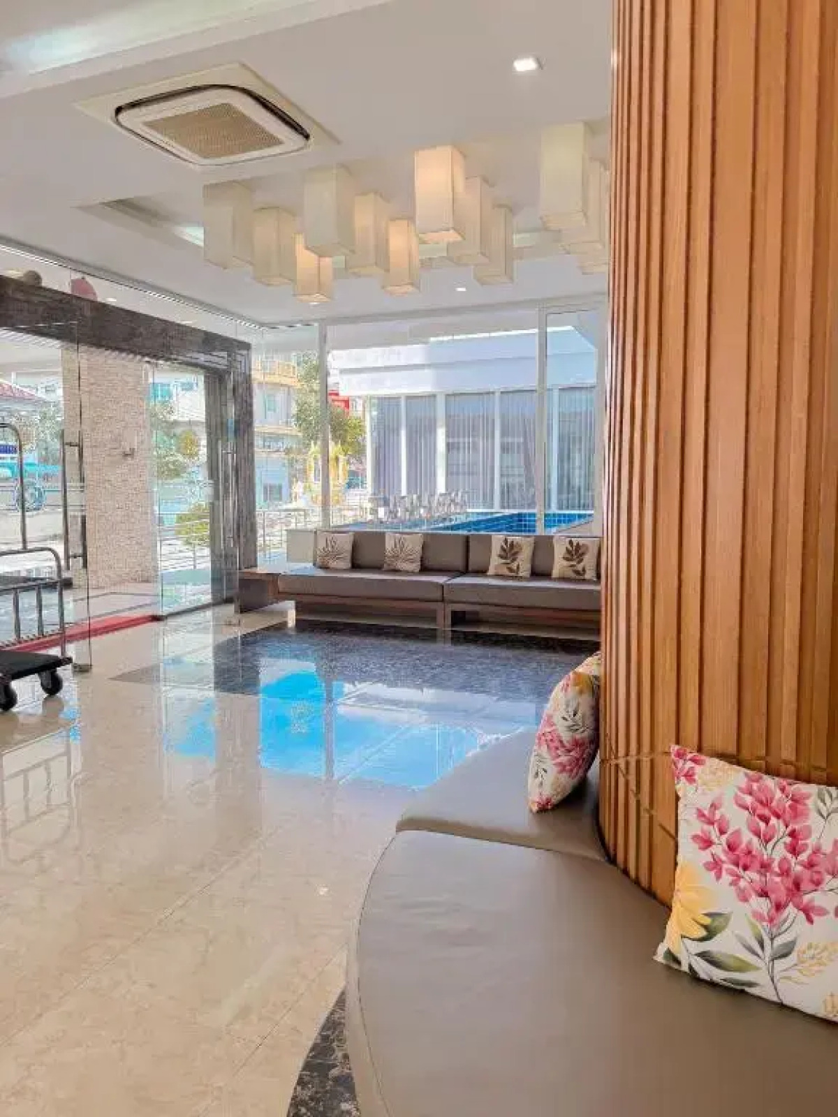 Отель Vareena Palace Hotel