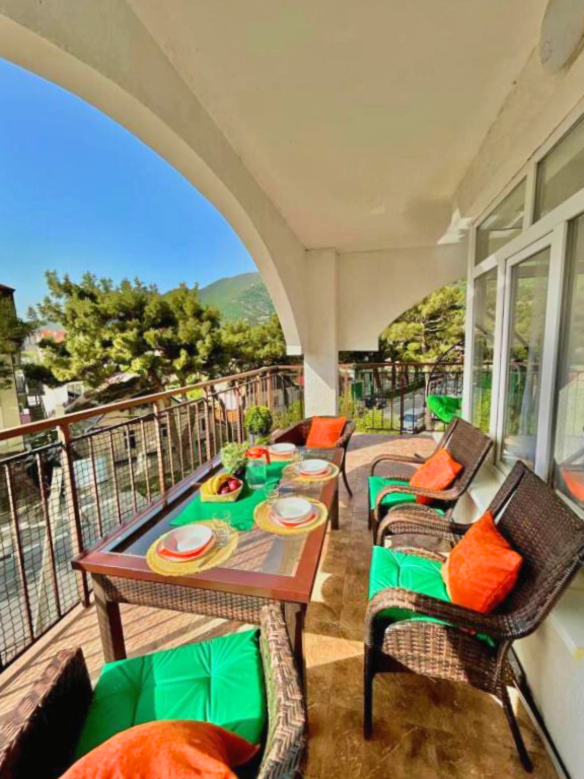 Улучшенные трехкомнатные апартаменты с террасой