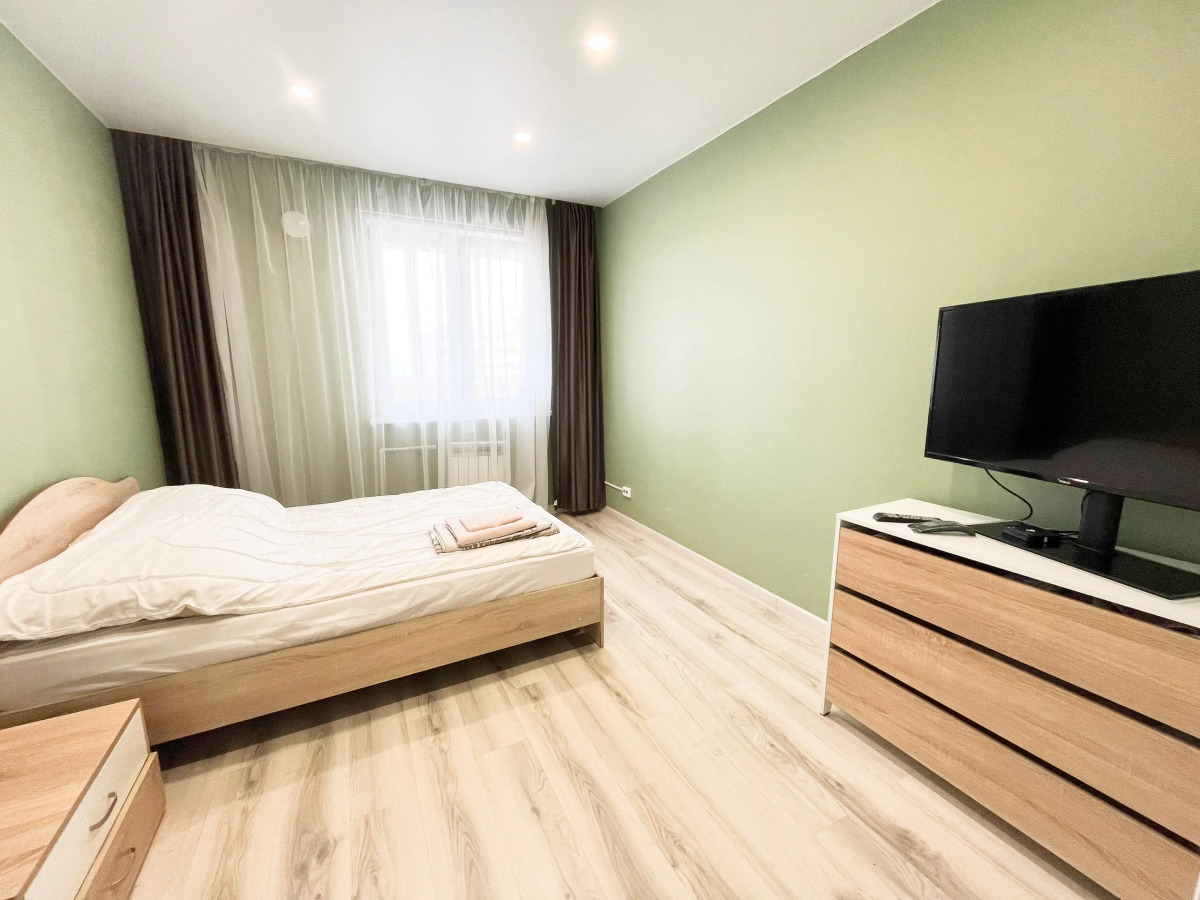 Новая большая двухкомнатная квартира на Площади Советов