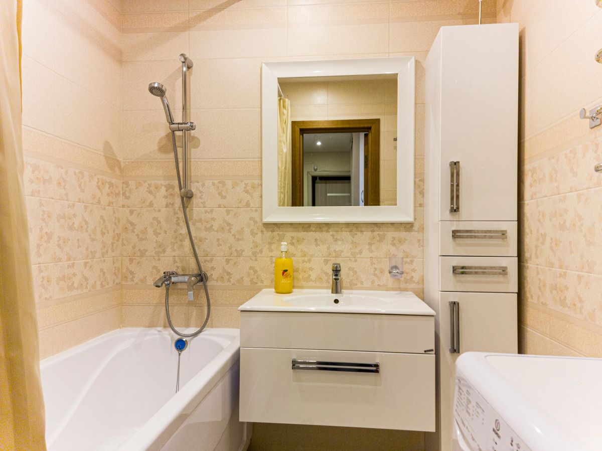 Апартаменты двухкомнатные в светлых тонах вблизи центра города