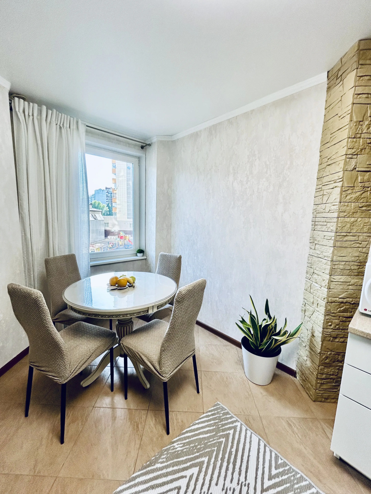 Квартира Уютная просторная однушка (55кв.) с АЛИСОЙ