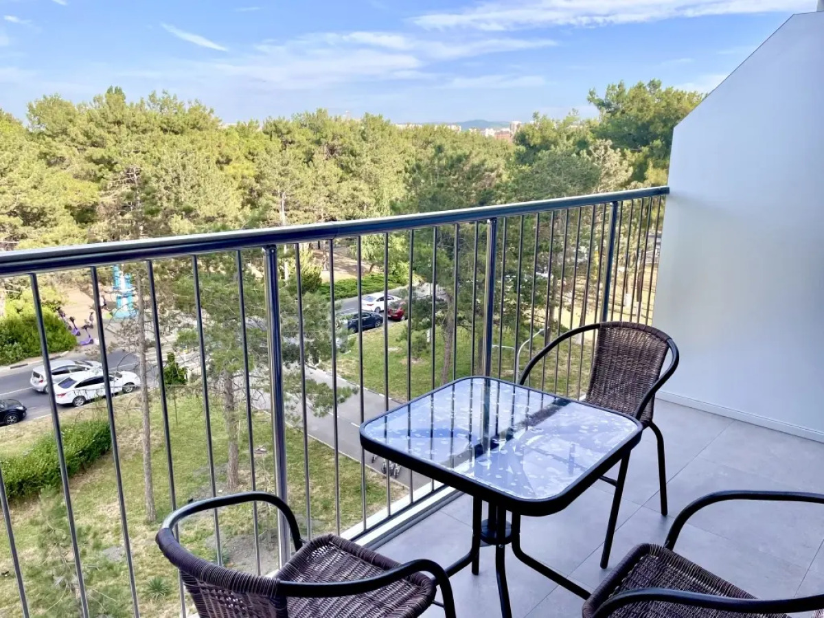 Апартаменты с бассейном у моря