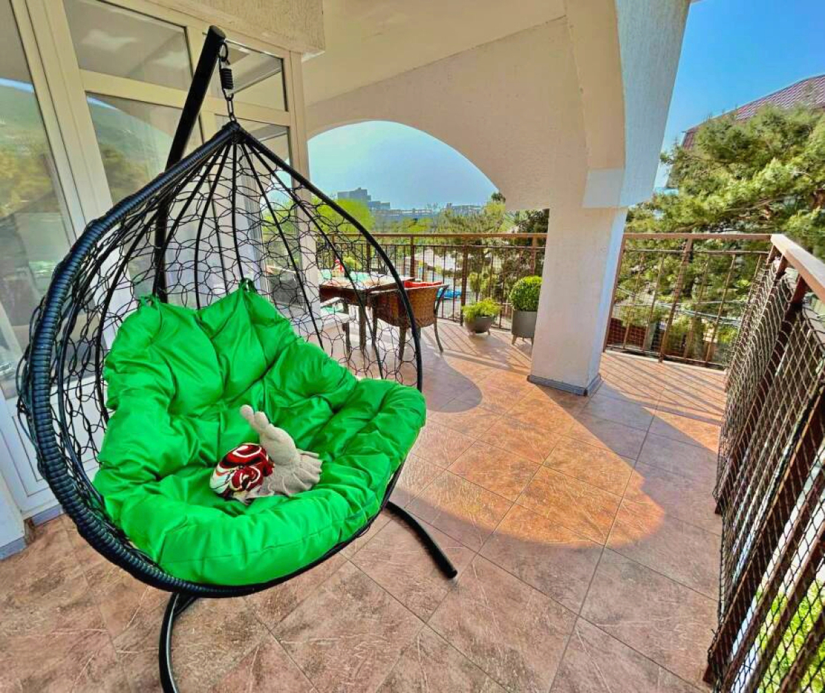 Улучшенные трехкомнатные апартаменты с террасой