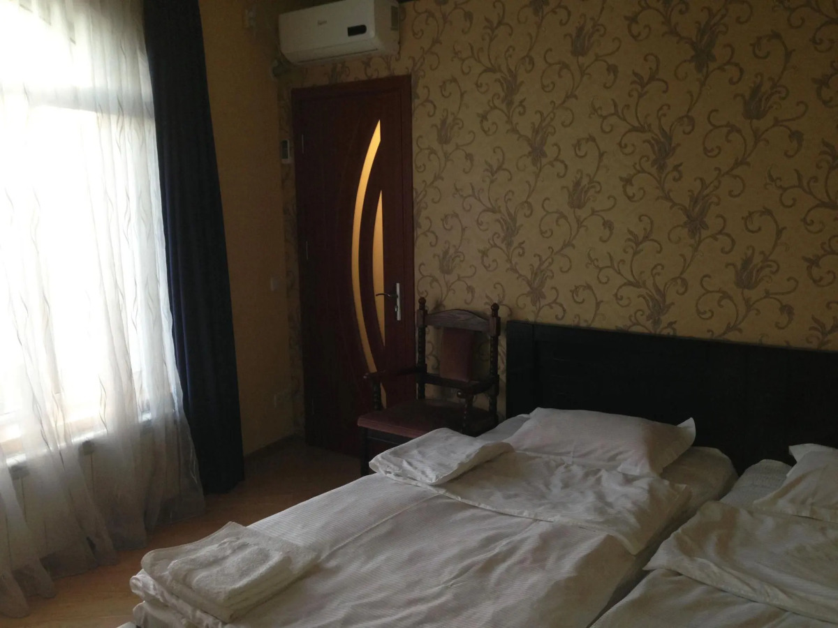 Отель Исака