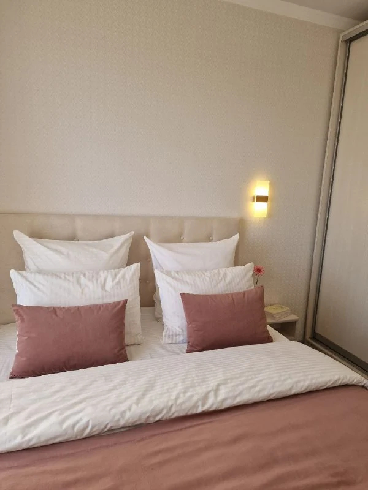 Квартира Flatirini с панорамными окнами в новом ЖК 1