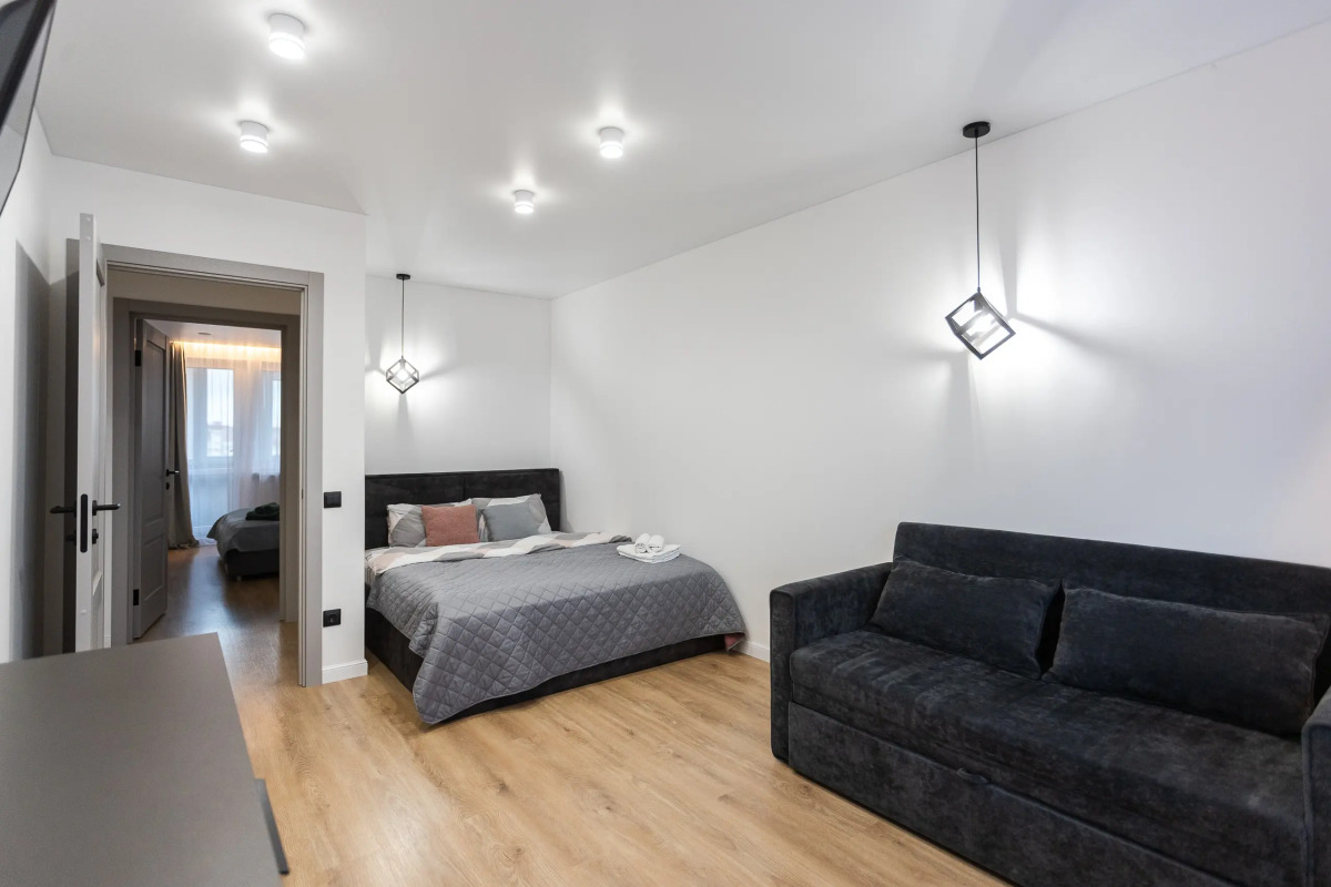 Квартира уютная трехкомнатная с двумя балконами рядом с островом Канта