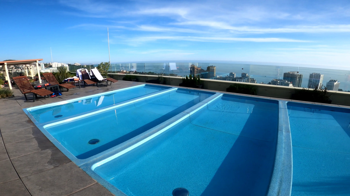 Апартаменты у Дендрария в ЖК Метрополь на самом высоком этаже, где есть бассейн